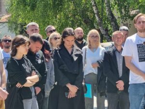 Skup 16 minuta tišine ispred Filozofskog fakulteta u Mitrovici i poruke na ogradi Rektorata (Foto KoSSev)