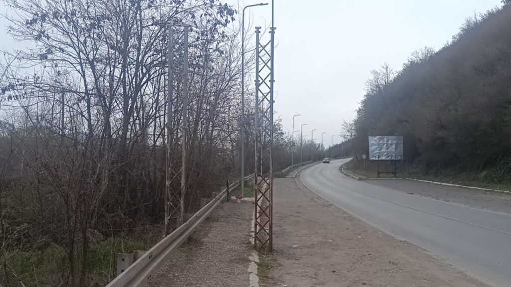 Uklonjena saobraćajna tabla „Kosovska Mitrovica – Dobrodošli/Doviđenja“