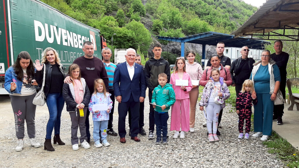 Milorad Arlov na Jarinju podelio stipendije i pomoć deci sa Kosova (Foto Odbor za pomoć KiM, ustupljena fotografija)