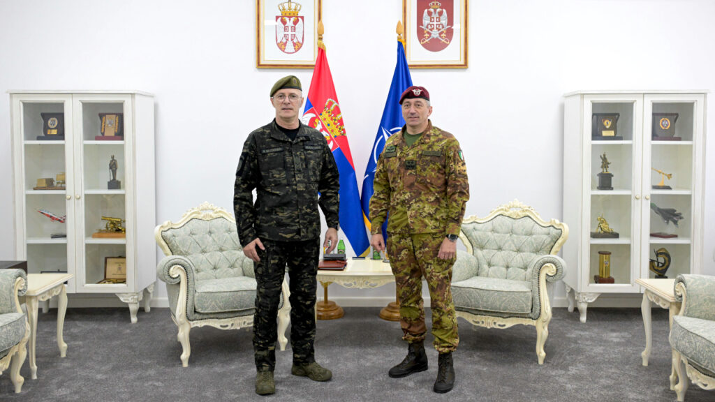 Mojsilović i Barduani: Nastaviti sa redovnim kontaktima Generali Mojsilović i Barduani su naveli da treba nastaviti sa održavanjem redovnih kontakata na svim nivoima (Foto mod.gov.rs)