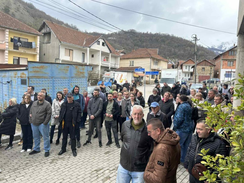 Dva protesta u Štrpcu zbog raspodele novčane pomoći iz budžeta Srbije za socijalno najugroženije Dva protesta u Štrpcu zbog raspodele novčane pomoći iz budžeta Srbije za socijalno najugroženije (Foto Kim)