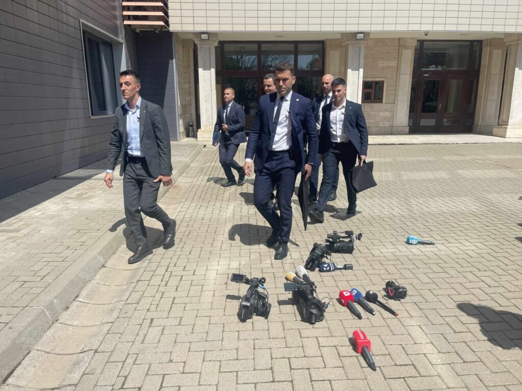 Novinari spuštanjem mikrofona na zemlju bojkotovali Kurtija Novinari spuštanjem mikrofona na zemlju bojkotovali Kurtija (Foto Ekonomia onlajn)