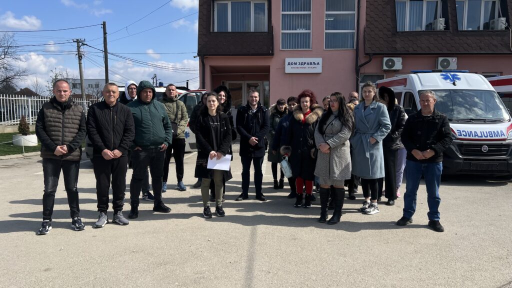 Nezadovoljni građani predali peticiju sa zahtevima zdravstvenim ustanovama Nezadovoljni građani predali peticiju sa zahtevima zdravstvenim ustanovama (Foto Kim)