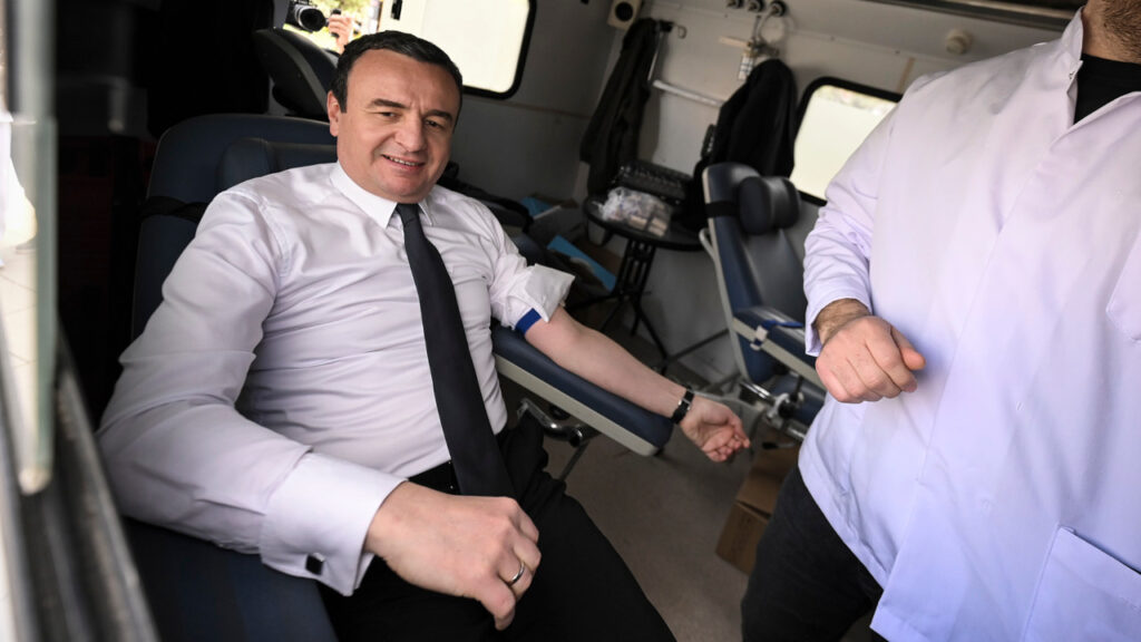 Kurti: Sednica je sutra, zar ne? Kurti nije dao odgovor da li je Samoopredeljenje obezbedilo glasove za usvajanje izveštaja Odbora za verifikaciju mandata poslanika i izbor predsednika Skupštine Kosova (Foto kabinet premijera Kosova)