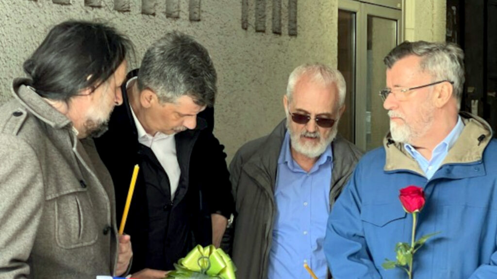 Godišnjica ubistva Slavka Ćuruvije: Zakazivanje suđenja SĆF na današnji dan vrhunac apsurda Predsednik UNS-a Živojin Rakočević, predsednik NUNS-a Željko Bodrožić, generalni sekretar UNS-a Nino Brajović i izvršni direktor ANEM-a Veran Matić na mestu ubistva Slavka Ćuruvije (Foto UNS)