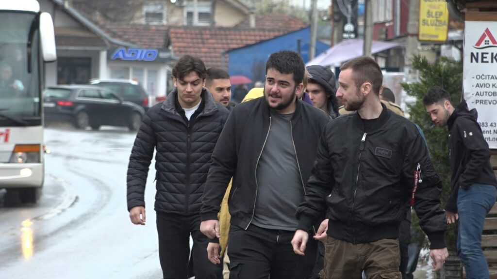 Studenti iz Beograda sa kolegam sa Kosova posetili Gračanicu. Sutra protest u Mitrovici Studenti iz Beograda posetili manastir Gračanica, najavljen protest sutra u Mitrovici (Foto Kim)