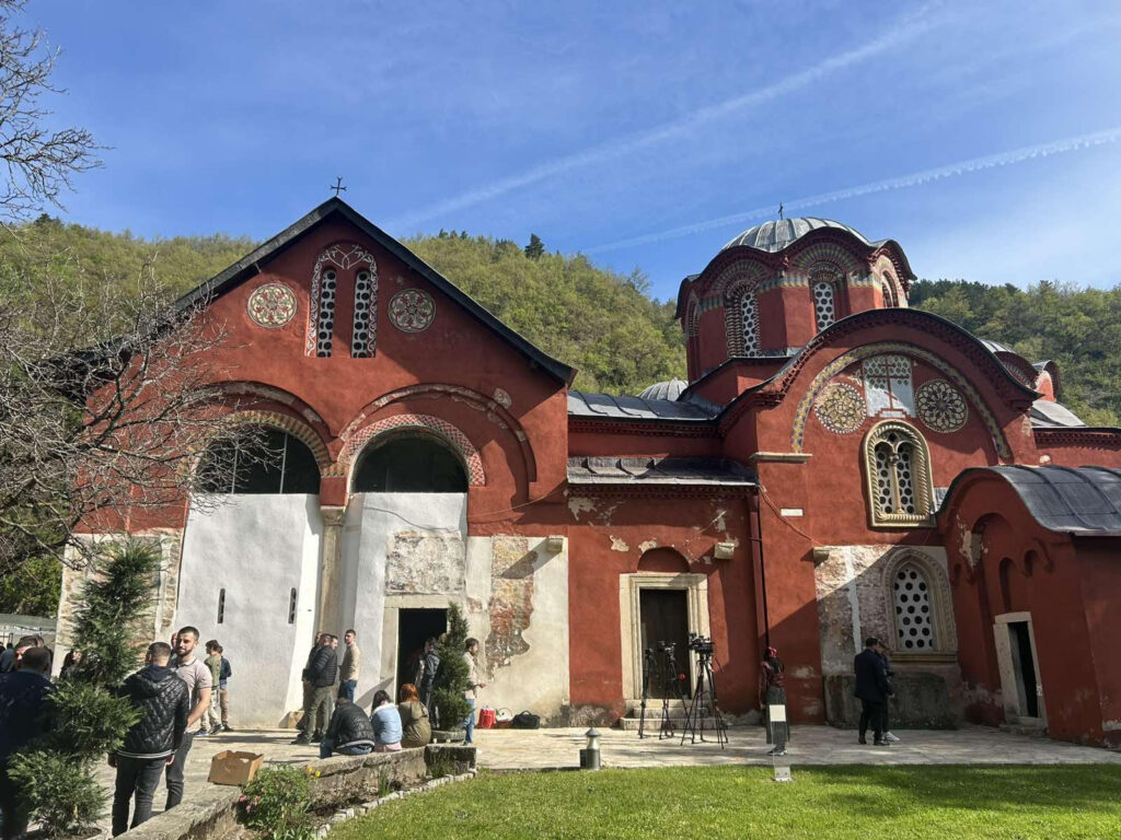 Patrijarh Porfirije služio uskrsnju liturgiju u Pećkoj Patrijaršiji