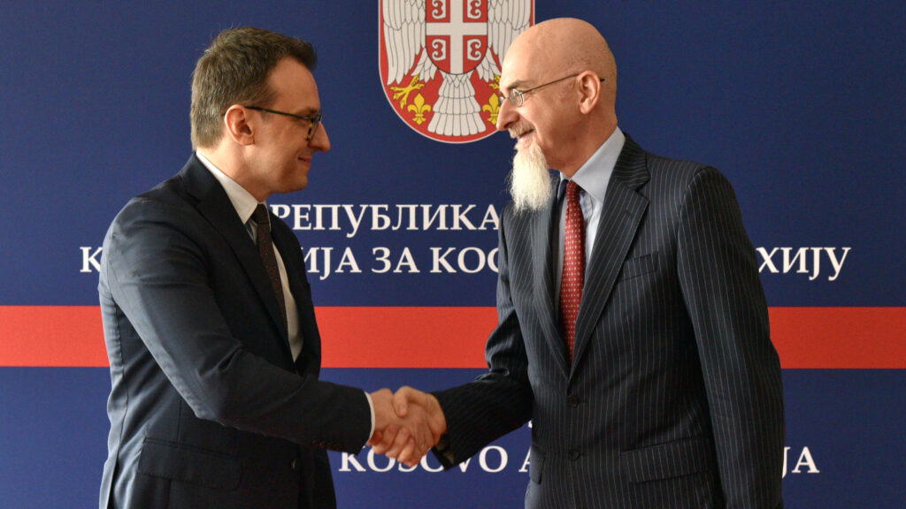 Petar Petković sa Lukom Gorijem (Foto Kancelarija za KiM)
