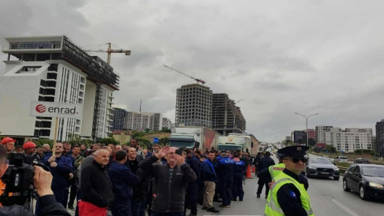 Protest zbog liberalizacije tržišta struje: Blokirani ulazi u Prištinu Protest zbog liberalizacije tržišta struje: Blokirani ulazi u Prištinu (Foto RTK)