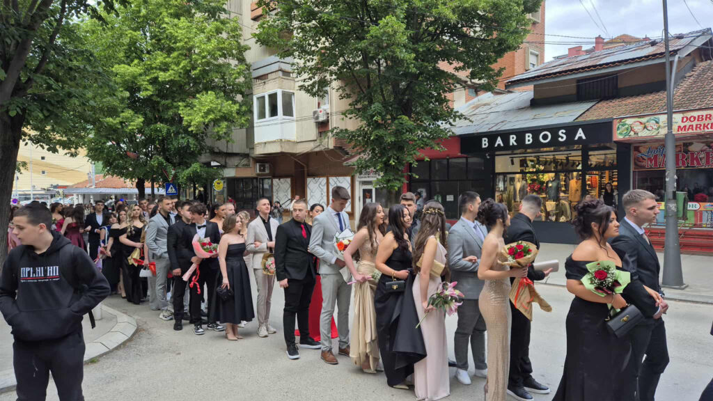Matursko veče gimnazijalaca u Severnoj Mitrovici