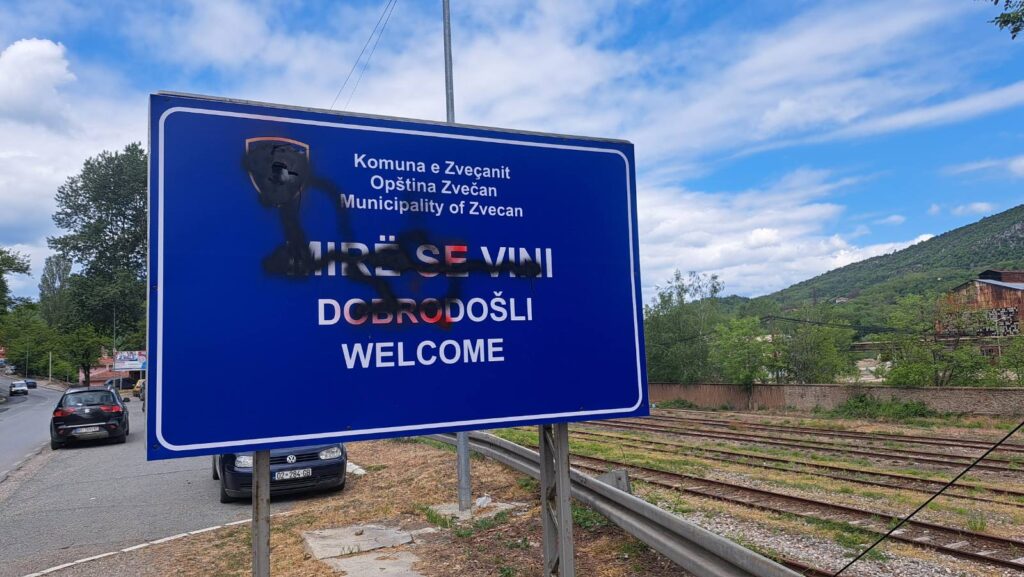 Oštećena tabla sa natpisom „Dobrodošli u Zvečan“ i „SreČan put“ (Foto KoSSev)