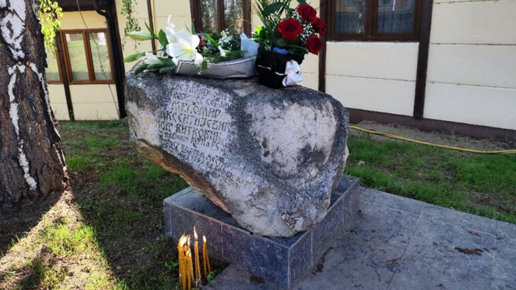 Obeleženo 26 godina od pogibije troje ljudi u bombardovanju zgrade mitrovačkog SUP-a (Foto Radio Mitrovica sever)