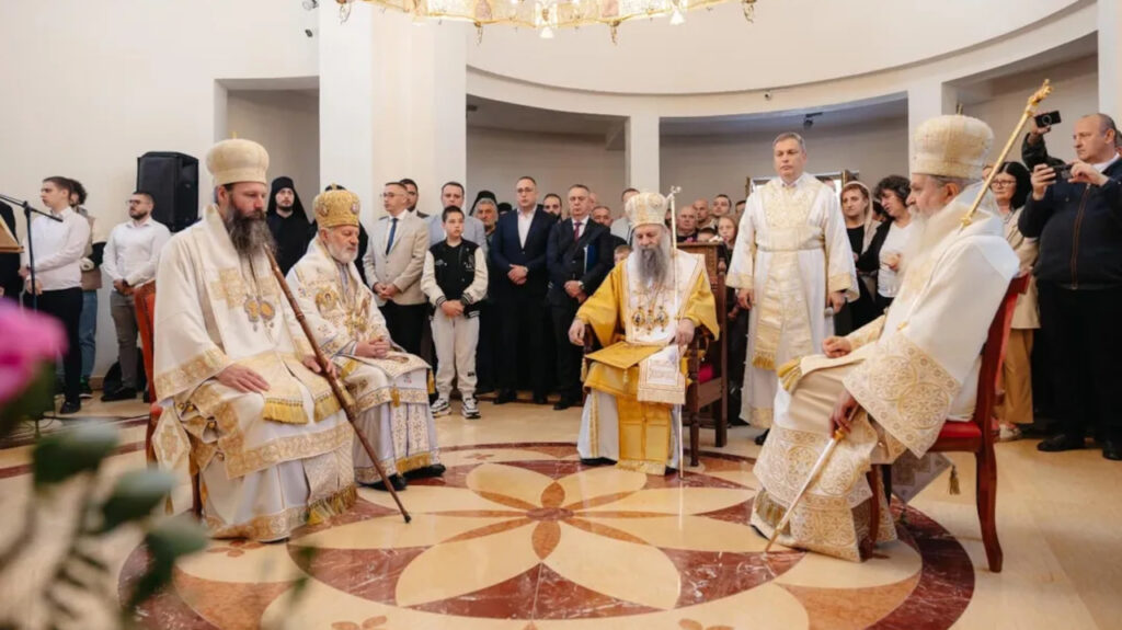 Povodom 850 godina od rođenja Svetog Save, patrijarh Porfirije služio je danas svetu arhijerejsku liturgiju u hramu Svetog Save u Deževi (Foto SPC)