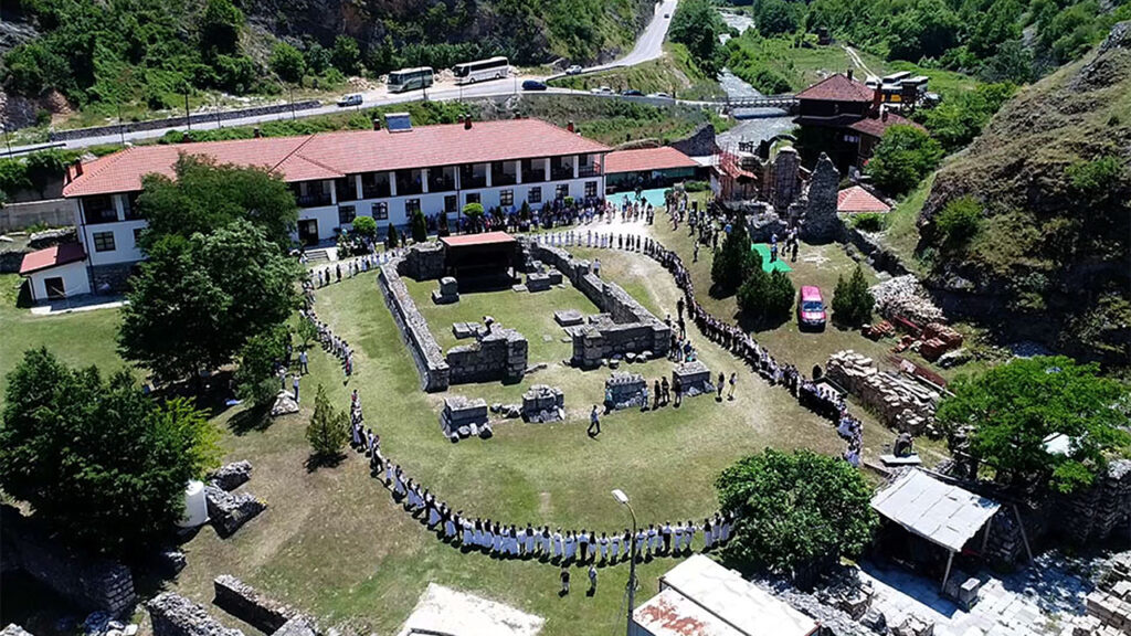 XXV Dečja smotra folklora u Svetim Arhangelima za početak Vidovdanskih svečanosti (Foto arhiva Kim)