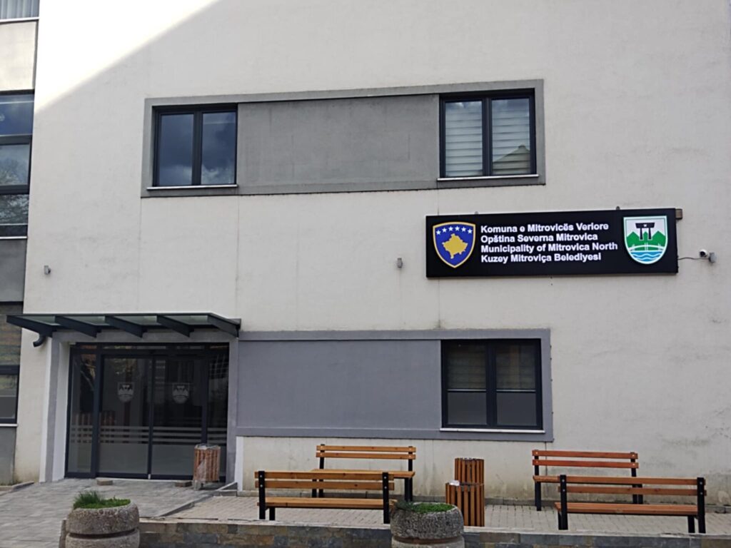 Ambasade SAD i Velike Britanije na Kosovu pozdravile “urednu tranziciju lokalne vlasti”