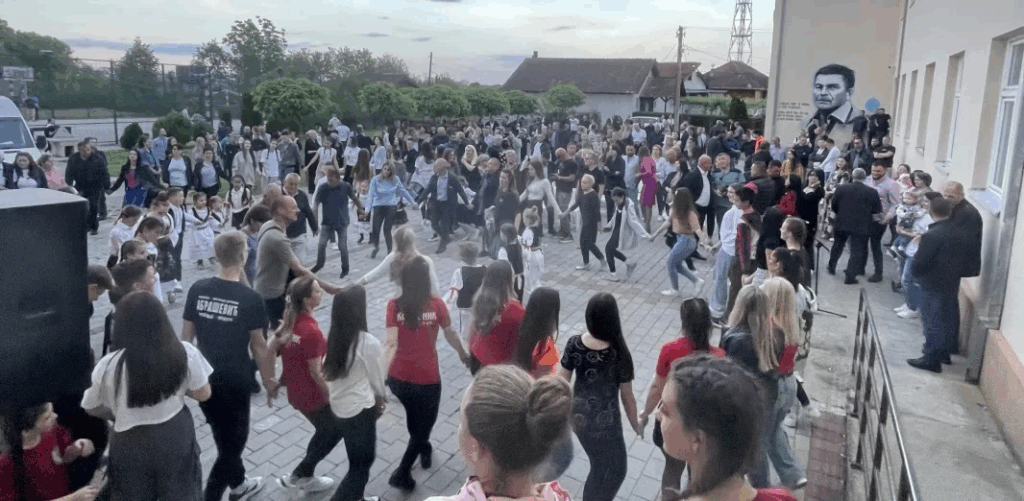 Festival narodnih pesama i igara „Biser Metohije – Bogu na dar“ u Goraždevcu Festival narodnih pesama i igara „Biser Metohije – Bogu na dar“ u Goraždevcu (Foto Radio Goraždevac)