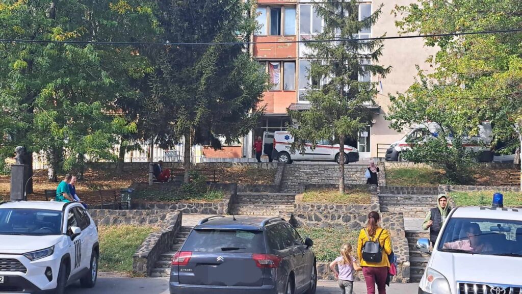 Pacijent preminuo nakon pada sa sprata KBC-a u Kosovskoj Mitrovici KBC Kosovska Mitrovica (Foto KoSSev)