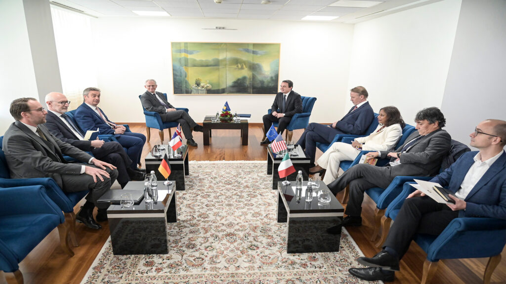 Aljbin Kurti sa predstavnicima zemalja Kvinte(Foto: Kabinet premijera Kosova)