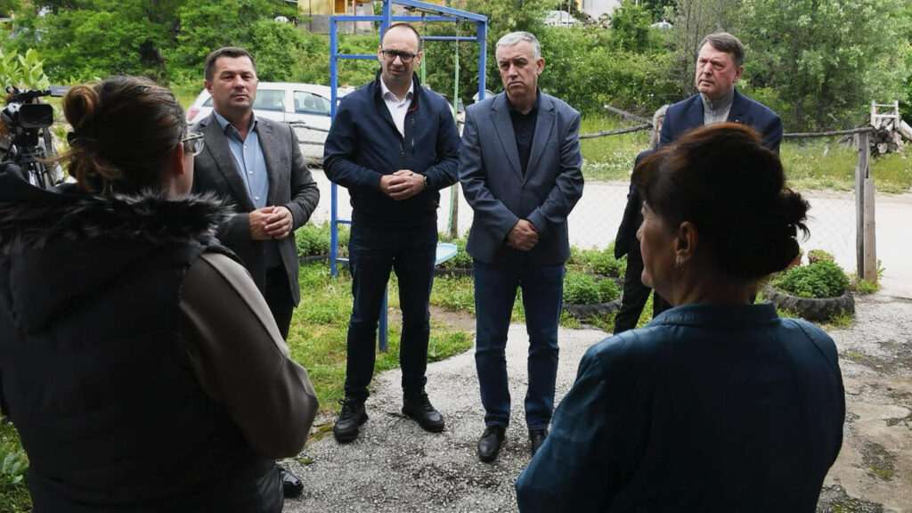 Leposavić: Srpska lista kod raseljenih kojima preti iseljenje SL posetili raseljena lica u Leposaviću (Foto Srpska lista)