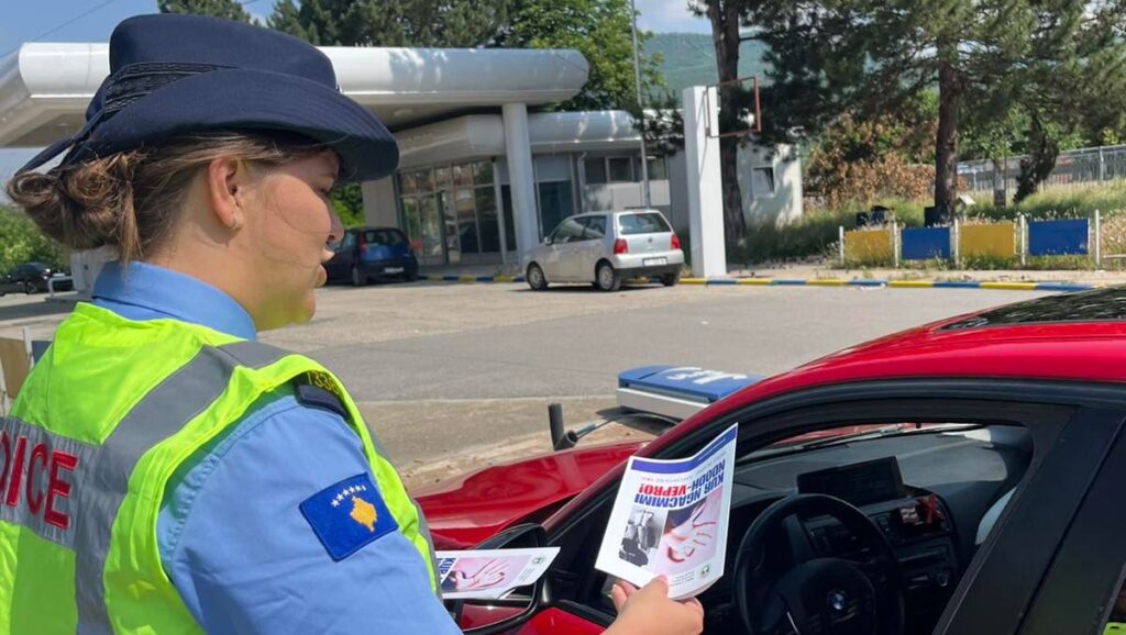 Kosovska policija delila brošure protiv seksualnog uznemiravanja na severu (Foto Fejsbuk/Kosovska policija)
