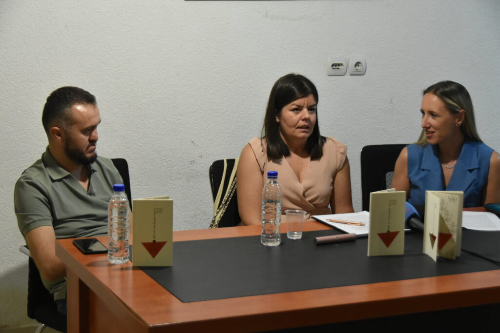 U Domu kulture „Gračanica“ predstavljana zbirka pesama „Dok ne postanem kost“ U Domu kulture "Gračanica" predstavljana zbirka pesama "Dok ne postanem kost" (Foto Kim)
