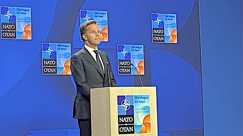Rute: Važno je da se nastavi moja konverzacija sa predsednikom Srbije Generalni sekretar NATO-a Mark Rute na konferenciju za medije u Hagu (Foto Kim)