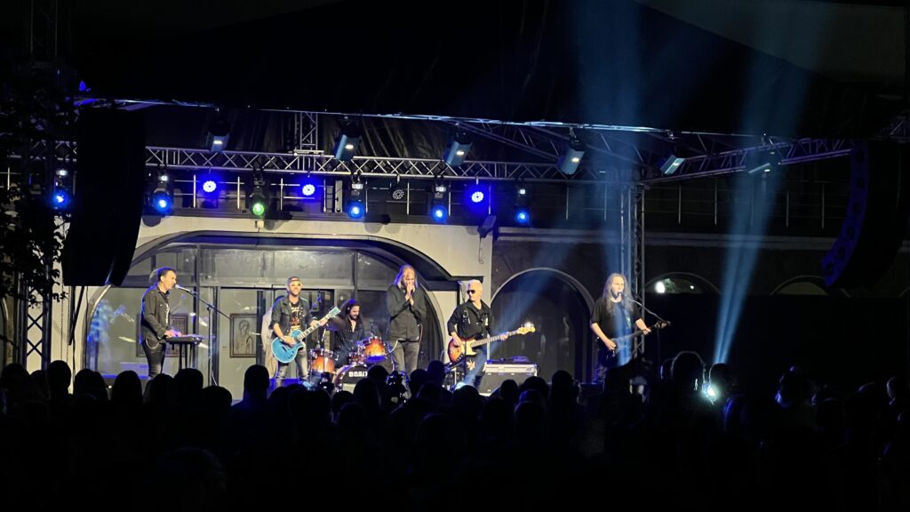 „Osvajači“ održali koncert u Gračanici: Veče ispunjeno rokenrolom i emocijama "Osvajači" održali koncert u Gračanici: Veče ispunjeno rokenrolom i emocijama (Foto Kim)