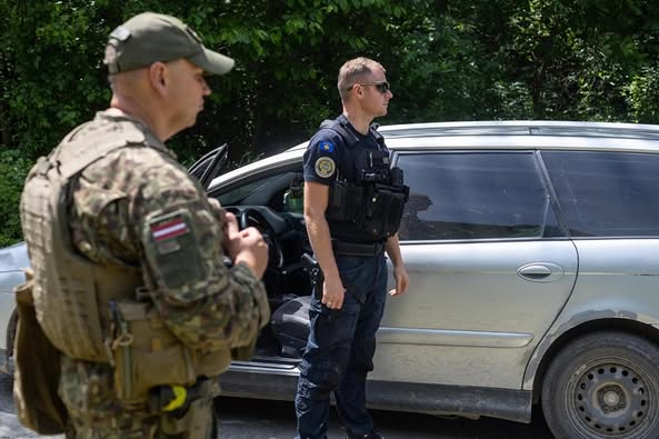 Letonski vojnici KFOR-a u zajedničkim patrolama sa Kosovskom policijom Letonski vojnici KFOR-a u zajedničkim patrolama sa Kosovskom policijom