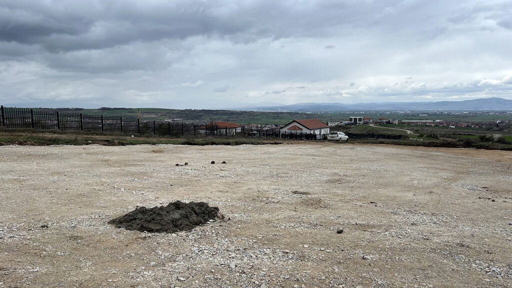 Ustavni sud Kosova još nije odlučio o žalbi Opštine Gračanica Mesto na kome je polozen kamen temeljac za izgradnju Rehabilitaciono-edukativnog centra namenjenog deci i odraslima sa autizmom, Daunovim sindromom i invaliditetom u Gracanici (Foto Kim)