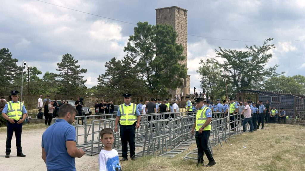 Metalne ograde na ulazu u spomenički prostor na Gazimestanu Metalne ograde na ulasku u spomenički prostor na Gazimestanu (Foto Kim)