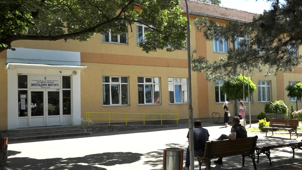 Svršeni osnovci polagali prijemni ispit iz srpskog jezika u školi "Miladin Mitić" (Foto Kim)