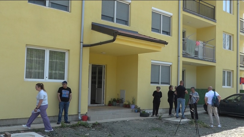 Opština Leposavić poslala zahtev raseljenima da napuste tri stana Stanari zgrade u Leposaviću (Foto Kim)