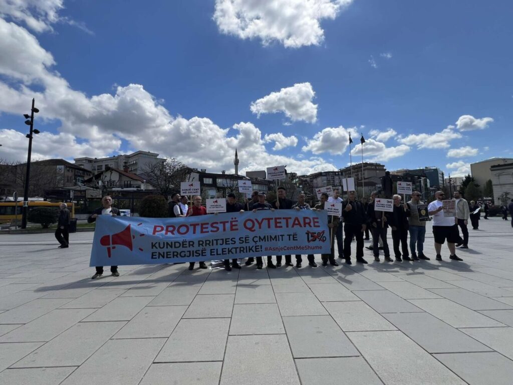 Protest privrednika u Prištini zbog liberalizacije tržišta električne energije Protest privrednika u Prištini zbog liberalizacije tržišta električne energije (Foto Ekonomija onlajn)