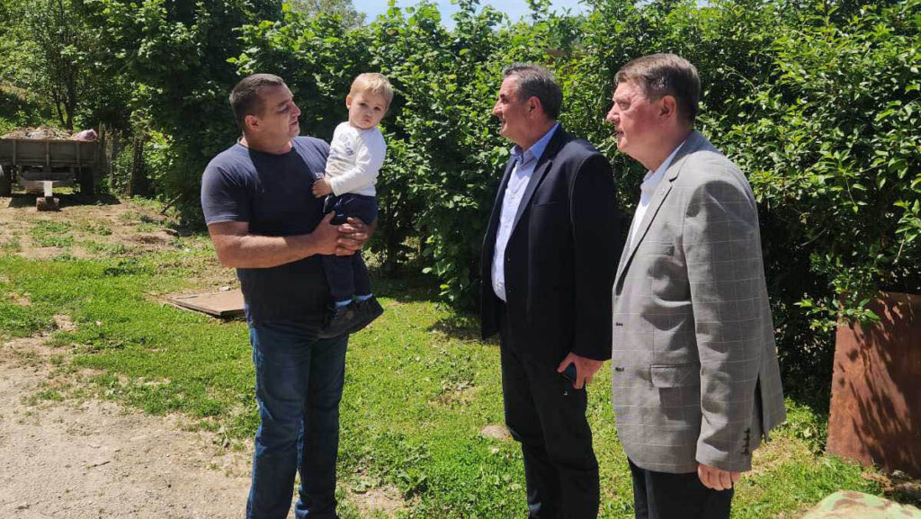 Tajić obišao više porodica u Zvečanu koje su dobile nove kuće uz podršku Kancelarije za KiM Tajić obišao više porodica u Zvečanu koje su dobile nove kuće uz podršku Kancelarije za KiM (Foto: Kancelarija za KiM)