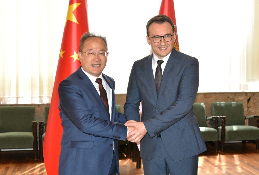 Ambasador Kine u Srbiji, Li Ming i direktor Kancelarije za KiM Petar Petković (Foto Kancelarija za KiM)