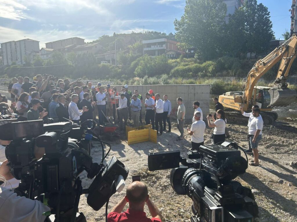 Kurti položio kamen temeljac za nova dva mosta u Mitrovici Kurti položio kamet temeljac za nova dva mosta u Mitrovici (Foto Kim)