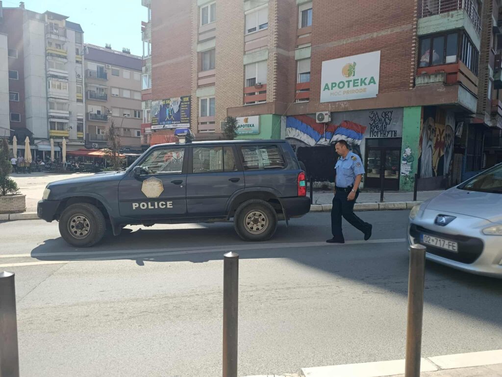 KP: Dete udareno policijskim vozilom u Severnoj Mitrovici, lakše povređeno (Foto KoSSev)