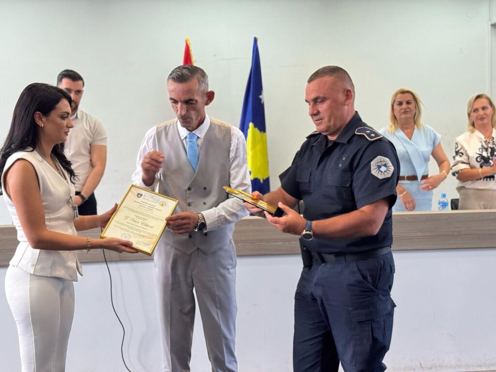 Veton Eljšani proglašen za počasnog građanina Zvečana Veton Eljšani proglašen za počasnog građanina Zvečana (Foto Fejsbuk/Iljir Peci)