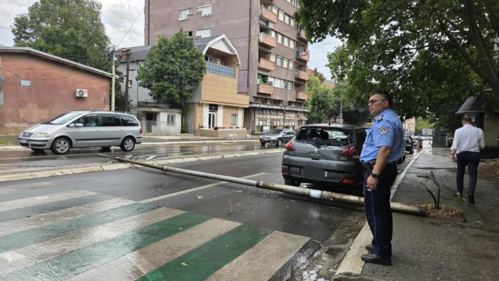 Bandera pala usled jakog vetra u severnom delu Mitrovice, oštećeno vozilo, jedna traka van funkcije (Foto KoSSev)