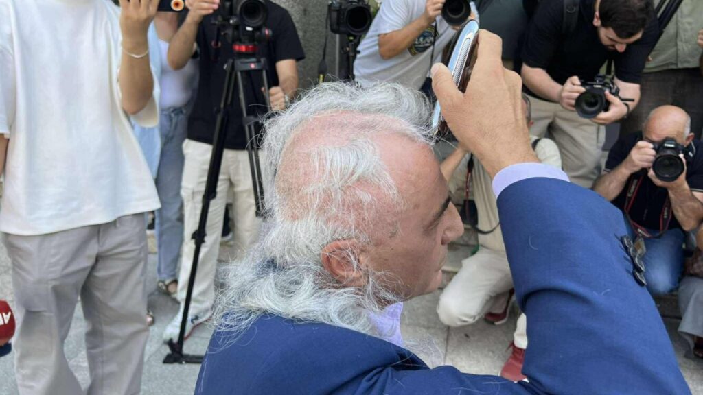 Advokat Arijanit Koci se šiša ispred Skupštine Kosova (Foto Ekonomia onlajn)