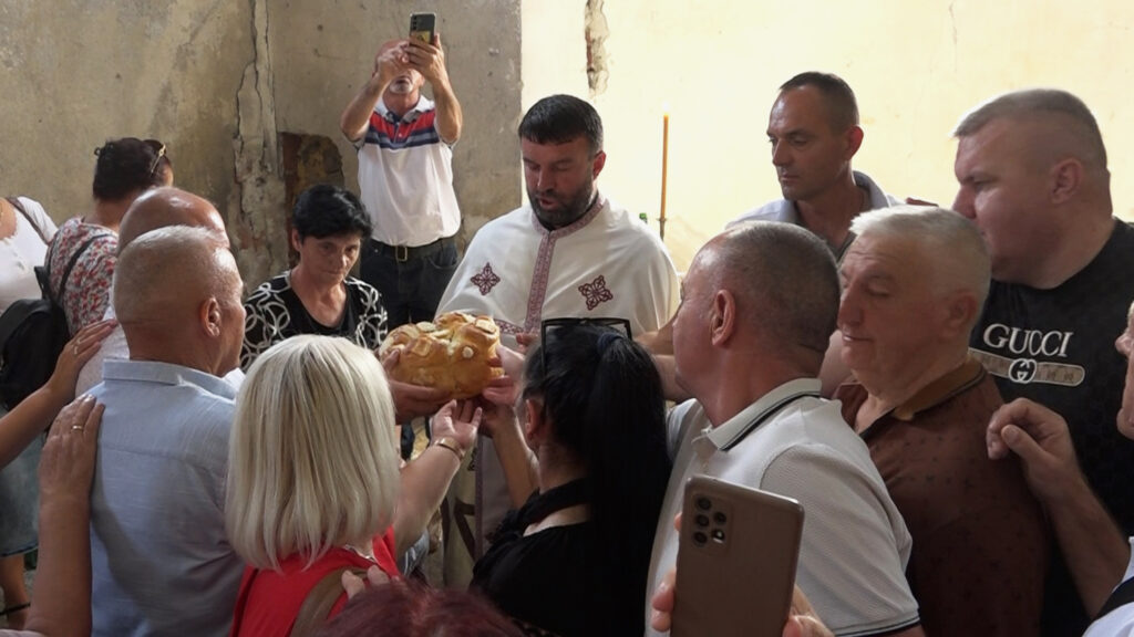 Raseljeni Srbi iz Krajišta liturgijom i litijama obeležili hramovnu slavu Raseljeni Srbi iz Krajišta liturgijom i litijama obeležili hramovnu slavu (Foto Kim)