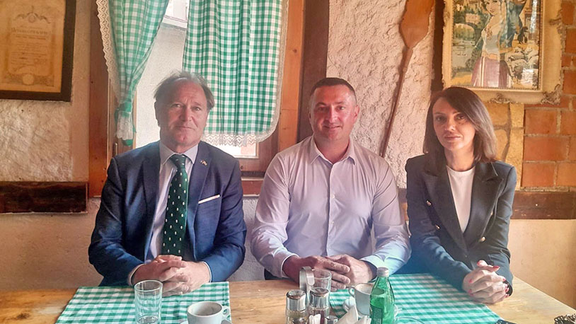 PKS: Neophodno da Srbi učestvuju na loklanim izborima Predstavnici PKS - Andrija Ignjatović i Suzana Milunović sa ambasadorom Švedske Jonasom Vesterlundom (Foto PKS)