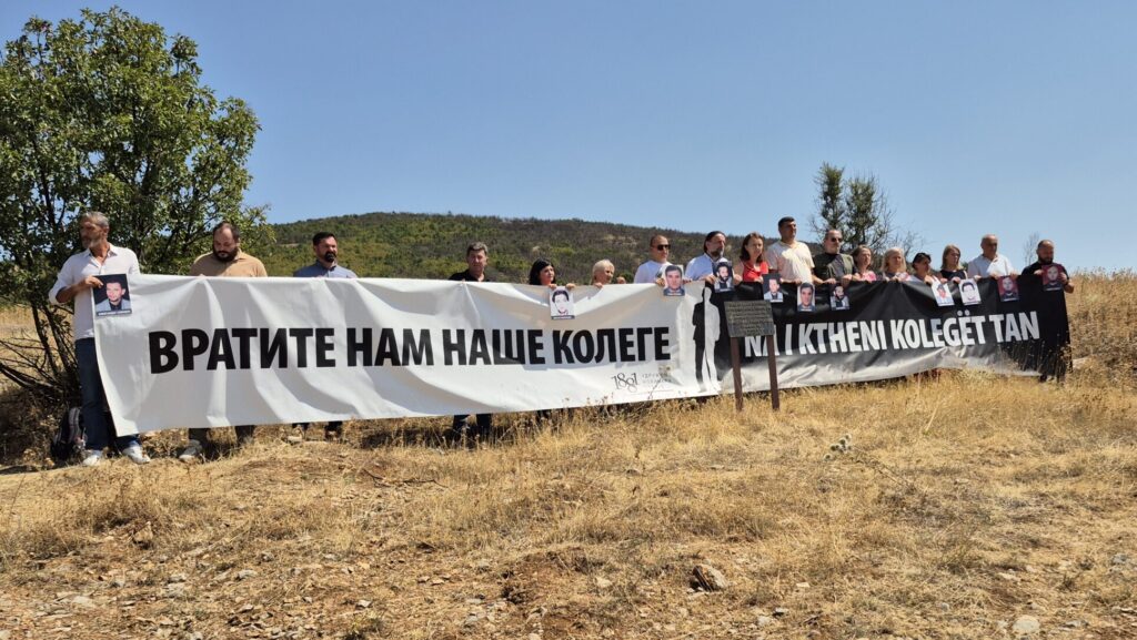 Simbol Perenića i Slavuja: Sećanjem protiv nekažnjivosti Obeleženo 27 godina od otmice novinara Slavuja i Perenića: Pitanja bez odgovora (Foto Kim)