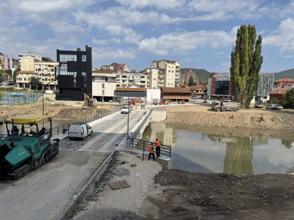 Durmiši: Počelo asfaltiranje novog mosta za pešački i drumski saobraćaj u Mitrovici Durmiši: Počelo asfaltiranje novog mosta za pešaki i drumskin saobraćaj u Mitrovici (Foto Fejsbuk/Hysen Durmishi)