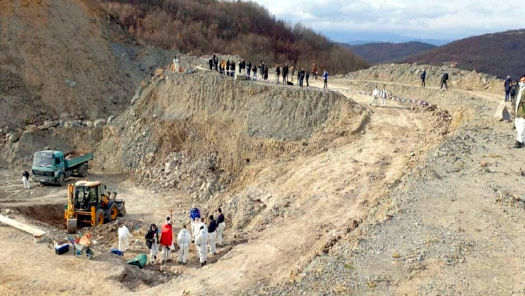 Gara: Iskopavanja sprovedena na 15 lokacija ove godine Član kosovske Komisije za nestala lica Kuštrim Gara rekao je da su u roku od sedam meseci ove godine iskopavanja sprovedena na 15 lokacija, ilustracija (Foto arhiva Kim)