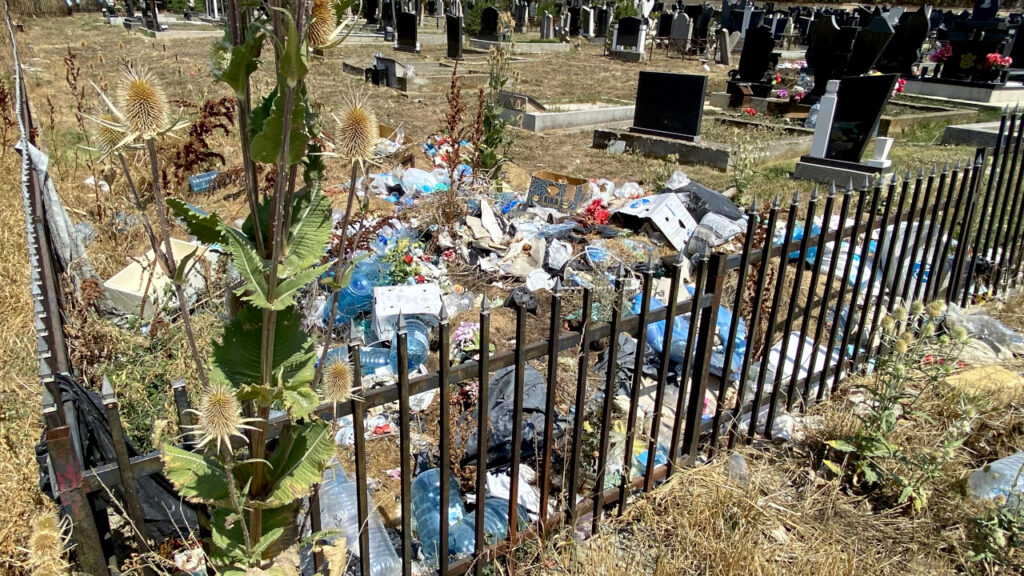Deponija na pravoslavnom groblju u Čaglavici Deponija na pravoslavnom groblju u Čaglavici (Foto Kim)