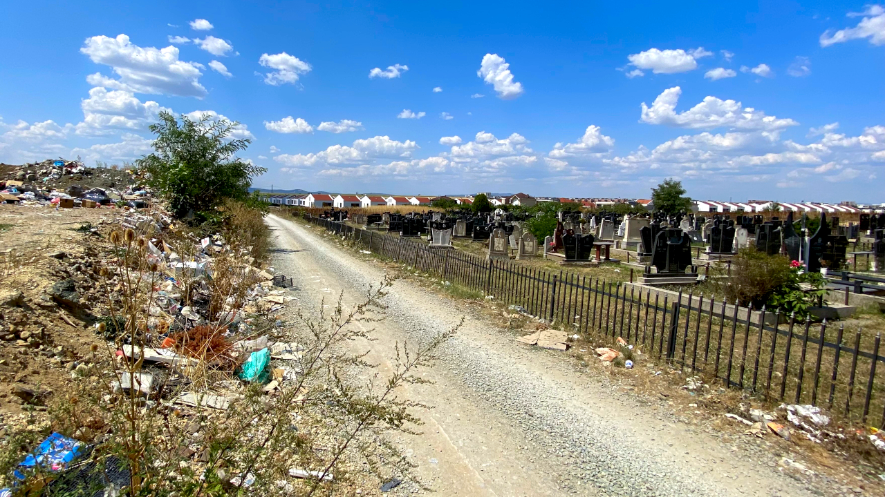 Divlja deponija duž puta koji vodi pored pravoslavnog groblja u Čaglavici (Foto Kim)