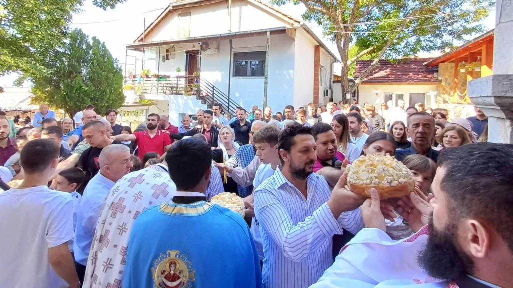 Proslavljena Velika Gospojina u Orahovcu: „Radujmo se jer u ovom gradu i dalje gore kandila“ Proslavljena Velika Gospojina u Orahovcu: „Radujmo se jer u ovom gradu i dalje gore kandila“ (Foto: Radio Goraždevac)