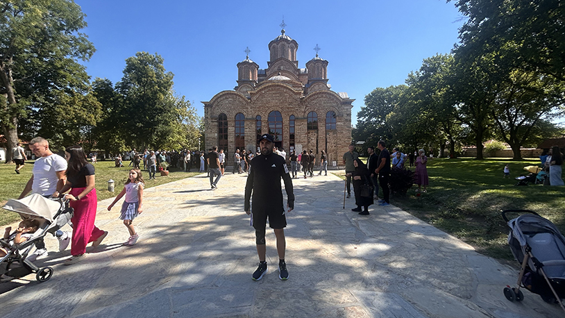 Dragan Arsić ispred manastira (Foto Kim)