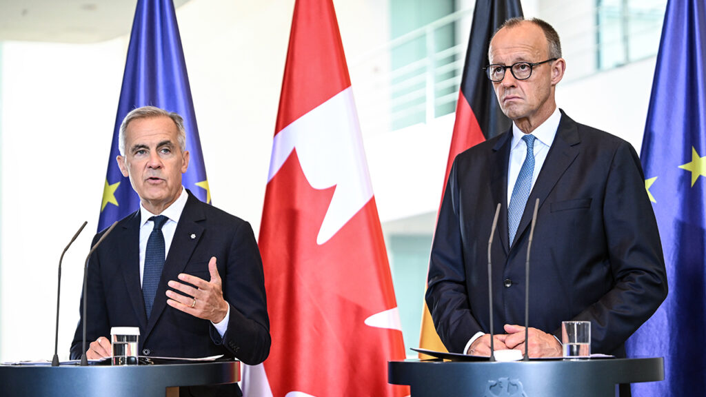 Merc: Putin odugovlači sa mirovnim pregovorima Nemački kancelar Fridrih Merc i kanadski premijer Mark Karni u Berlinu (Foto Britta Pedersen/dpa)